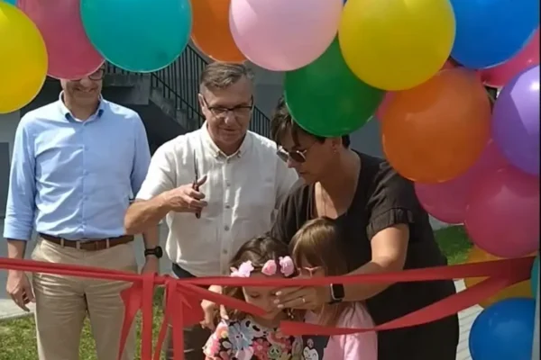Burmistrz Libiąża bronił bramki podczas otwarcia nowego boiska dla przedszkolaków