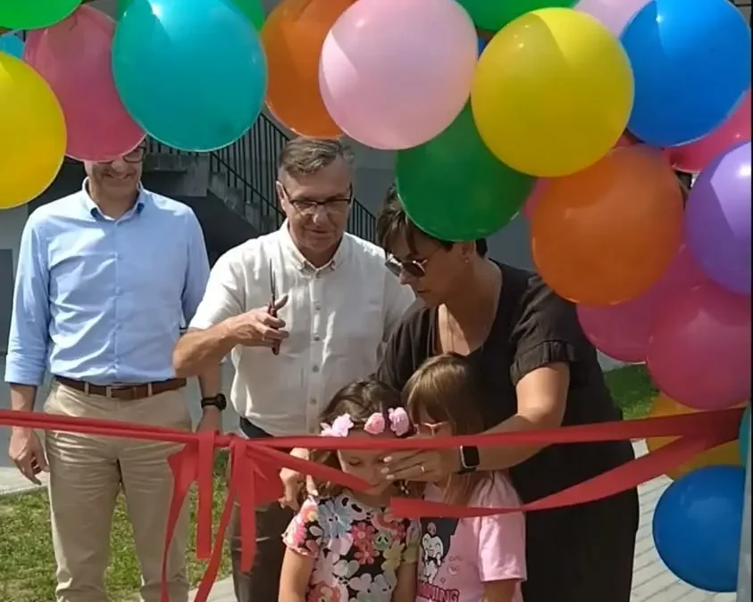 Burmistrz Libiąża bronił bramki podczas otwarcia nowego boiska dla przedszkolaków