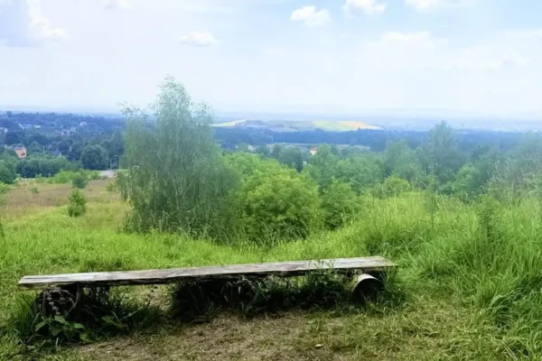 Mieszkaniec z Anglii postawił ławki na Grodzisku w Libiążu. To nie koniec jego pomysłów