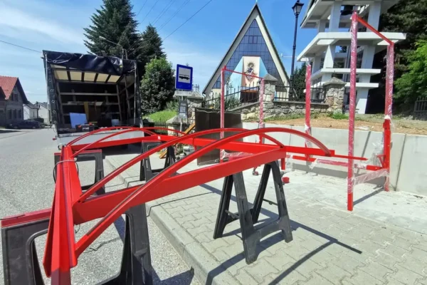 Nowa wiata na przystanku Zagórze Kościół – komfort dla pasażerów