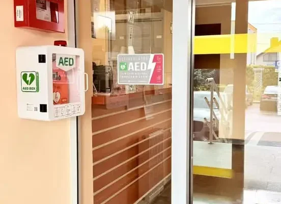 Nowy defibrylator AED w Urzędzie Miejskim w Libiążu – bezpieczeństwo mieszkańców na pierwszym miejscu