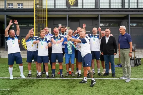 Oldboje zdominowali stadion MKS Trzebinia – emocjonujący turniej i mecz legend