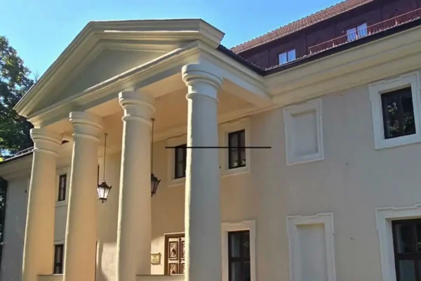 Letnie Kino Plenerowe w Trzebini: „Do usług szanownej pani” pod gwiazdami