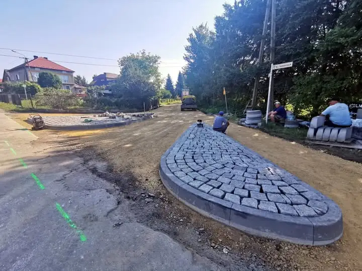 Przebudowa ul. św. Floriana w Mętkowie – nowa nawierzchnia i azyle dla pieszych