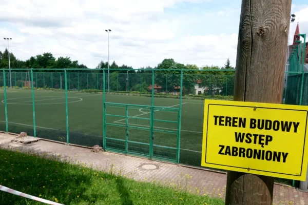 Trwa modernizacja Orlika przy SP nr 4 w Trzebini – inwestycja za blisko 200 tys. zł