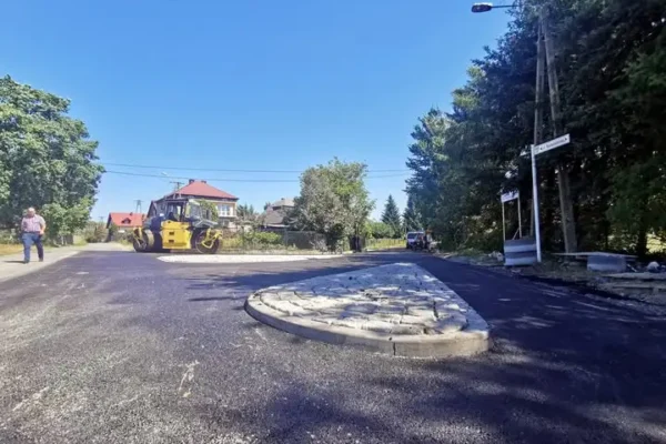 Modernizacja ul. św. Floriana w Mętkowie: nowy asfalt i bezpieczeństwo
