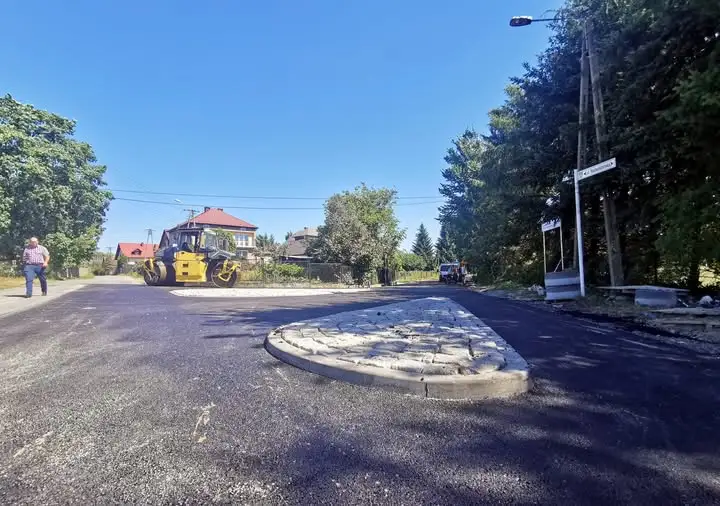 Modernizacja ul. św. Floriana w Mętkowie: nowy asfalt i bezpieczeństwo