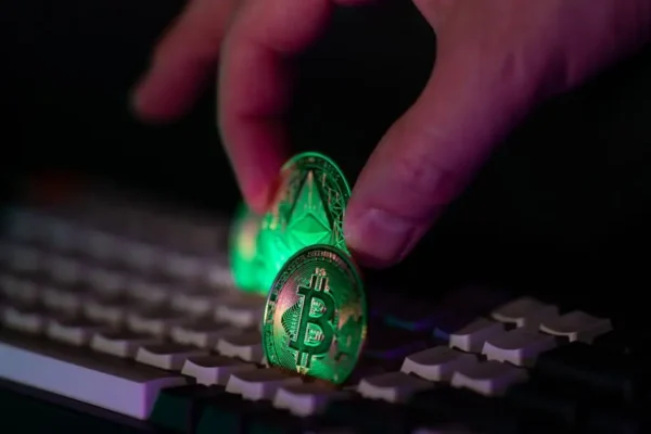 78-latek z Trzebini stracił ponad 77 tysięcy złotych na fałszywej inwestycji w kryptowaluty