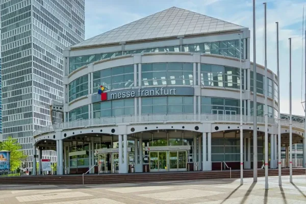 Alwernia, Hoszcza i Évron: międzynarodowe partnerstwo na rzecz rozwoju gminy