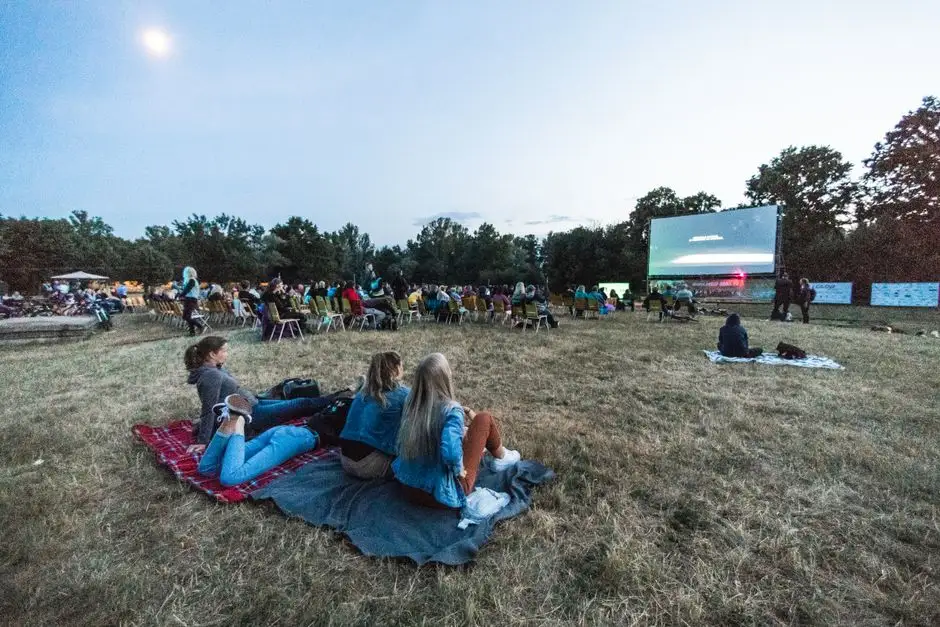 Kino plenerowe w Parku Etnograficznym w Wygiełzowie – film „Zegar czarnoksiężnika”