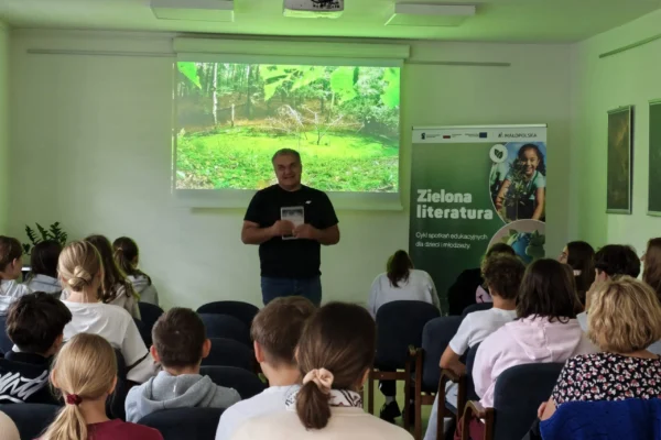 Marcin Kostrzyński spotkał się z uczniami w Libiążu. Opowiadał o fotopułapkach i Wielkiej Stopie