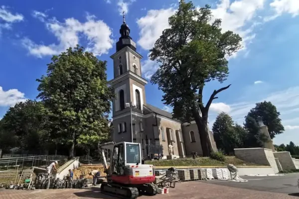Gmina Babice przeznaczy 300 tys. zł na remont schodów przy zabytkowym kościele w Babicach