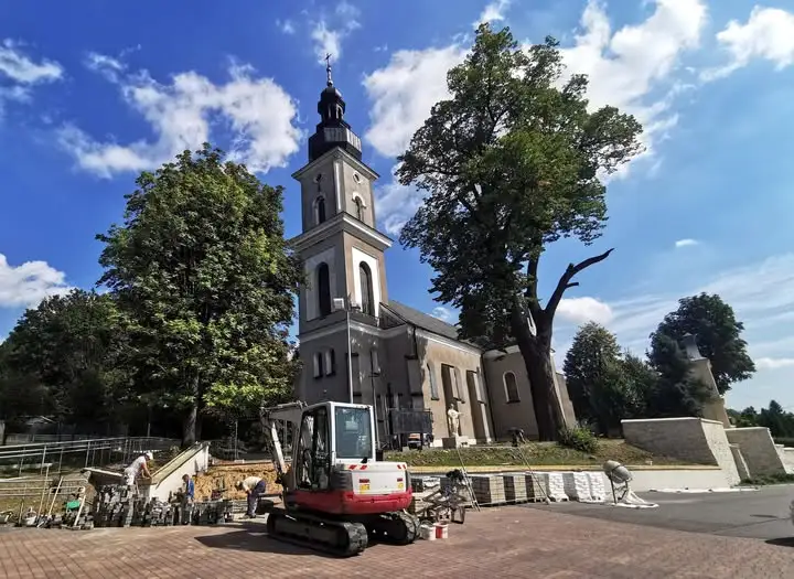 Gmina Babice przeznaczy 300 tys. zł na remont schodów przy zabytkowym kościele w Babicach