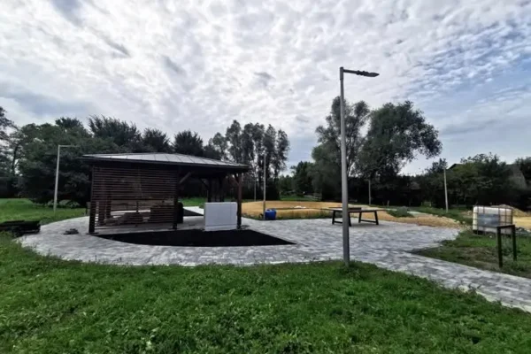 Nowe miejsce rekreacji w Jankowicach powstaje – altana, bieżnia i tor rowerowy już w budowie