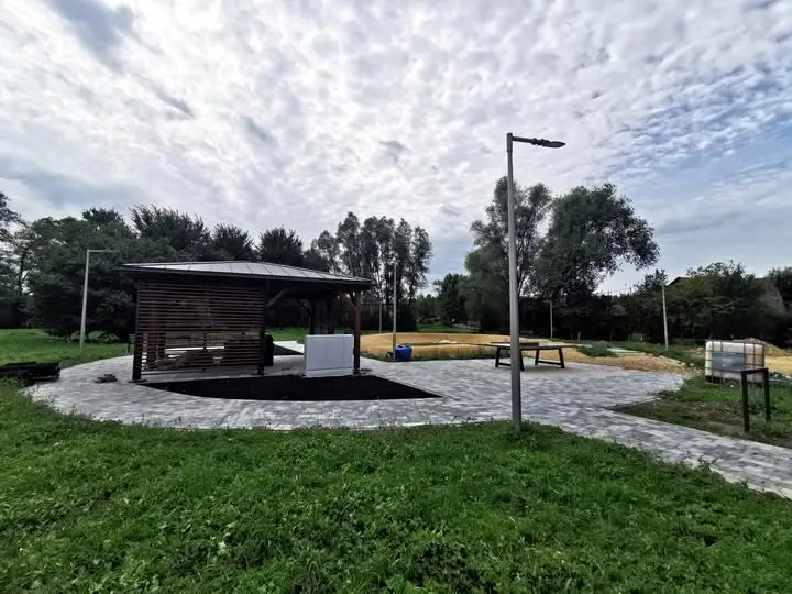 Nowe miejsce rekreacji w Jankowicach powstaje – altana, bieżnia i tor rowerowy już w budowie