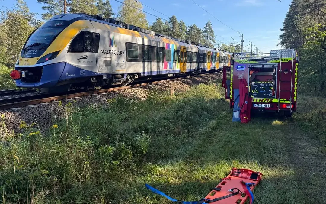 Ewakuacja pasażerów z uszkodzonego pociągu w Chrzanowie