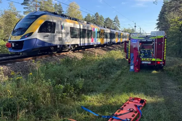 Ewakuacja pasażerów z uszkodzonego pociągu w Chrzanowie