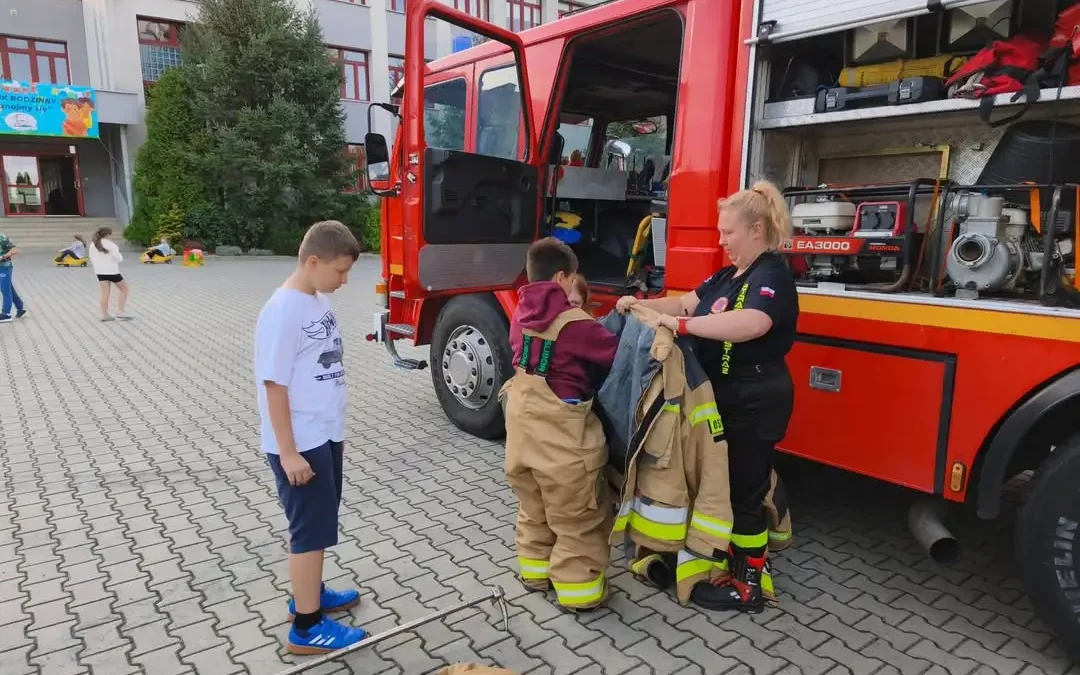 Strażacy z Chrzanowa odwiedzili piknik rodzinny w Szkole Podstawowej nr 10