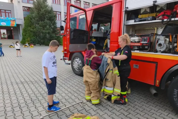 Strażacy z Chrzanowa odwiedzili piknik rodzinny w Szkole Podstawowej nr 10