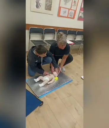 Uczniowie klasy 5a z Trzebini ponownie odwiedzili Dom Pomocy – trening pierwszej pomocy na medal