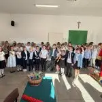 Uroczyste rozpoczęcie roku szkolnego w Kwaczale – 13 pierwszoklasistów pasowanych