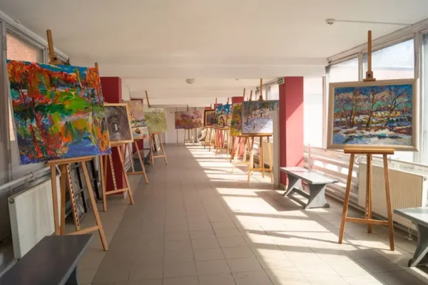 Wernisaż klas artystycznych II LO w Chrzanowie – podsumowanie projektu „Sanatorium Kulturowe”