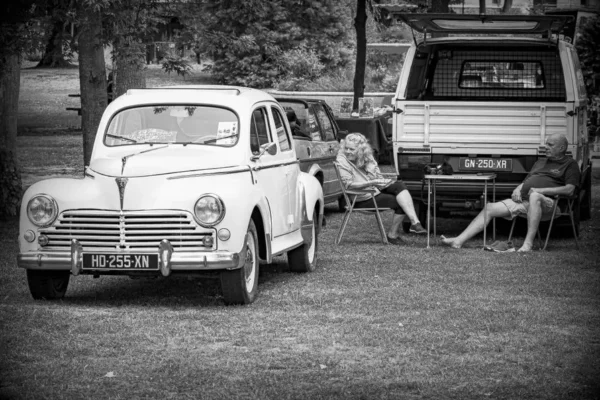 XI Piknik Retro w Trzebini: zabytkowe auta, konkurs na strój i „Sokoły Kultury”