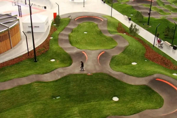 Francuski Evron buduje pumptrack wzorowany na Regulicach