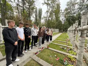 Trzebińscy uczniowie na Powązkach: hołd dla braci Romockich