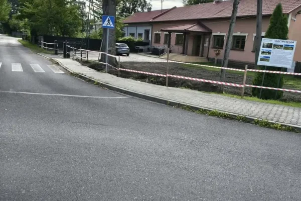 Nowe ogrodzenie wokół Starej Szkoły w Mętkowie – inwestycja za ponad 105 tys. zł
