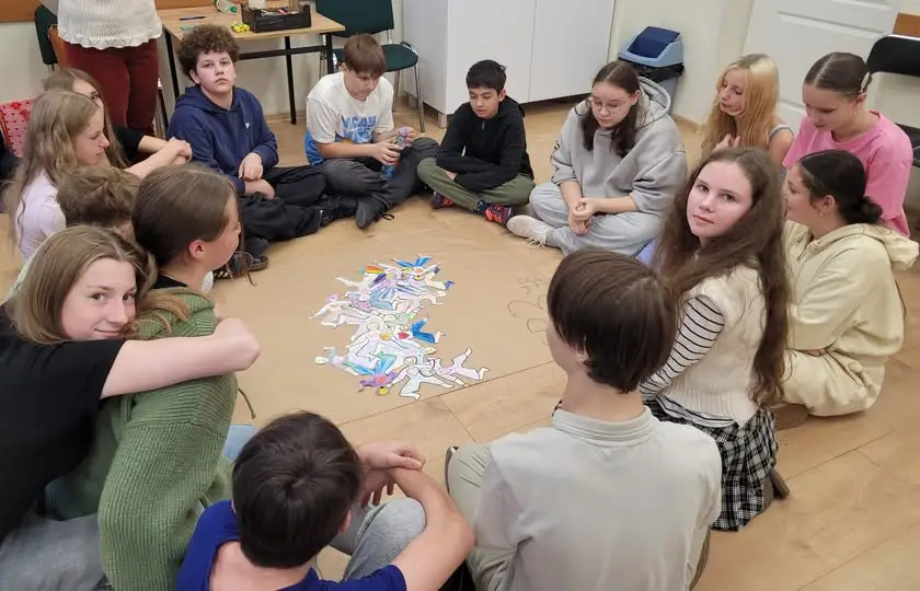Warsztaty „Przelej emocje na papier” w Chrzanowie – klasa 7b zaskakuje po raz trzeci
