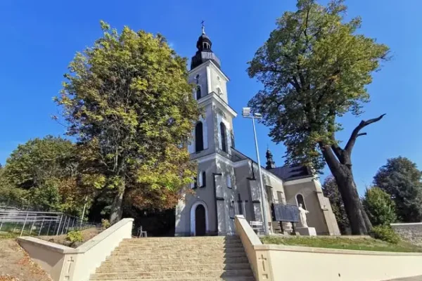 Babice: trwa remont schodów przy zabytkowym kościele Wszystkich Świętych