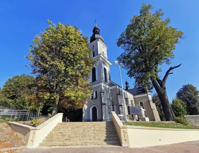 Babice: trwa remont schodów przy zabytkowym kościele Wszystkich Świętych