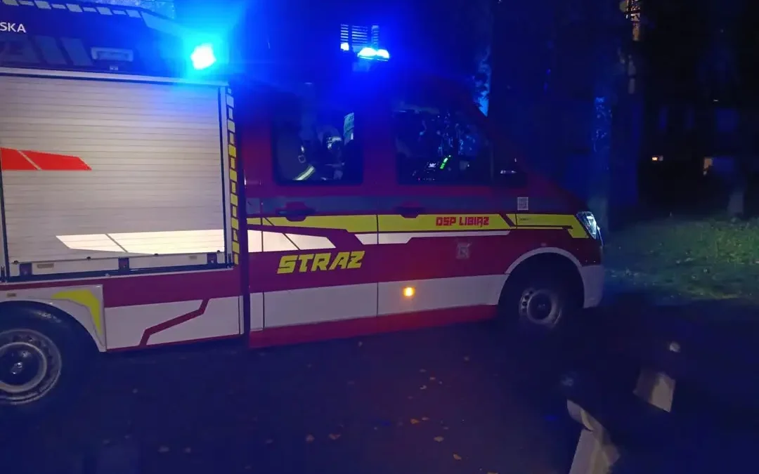Interwencja strażaków w Libiążu: woda wlewała się przez właz dachowy do budynku