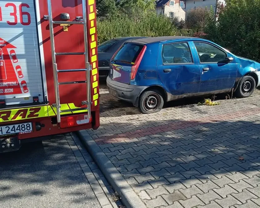 Wyciek oleju z porzuconego pojazdu przy ul. Sportowej — interwencja OSP Libiąż