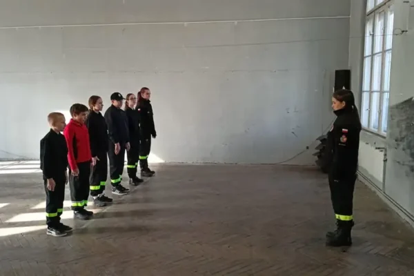 Młodzieżowa Drużyna Pożarnicza szlifuje musztrę i pierwszą pomoc