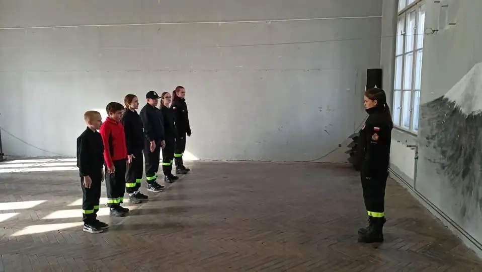 Młodzieżowa Drużyna Pożarnicza szlifuje musztrę i pierwszą pomoc