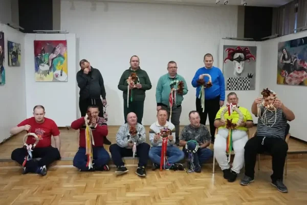 Jesienne inspiracje w Domu Pomocy Społecznej w Bobrku – podopieczni stworzyli wieńce