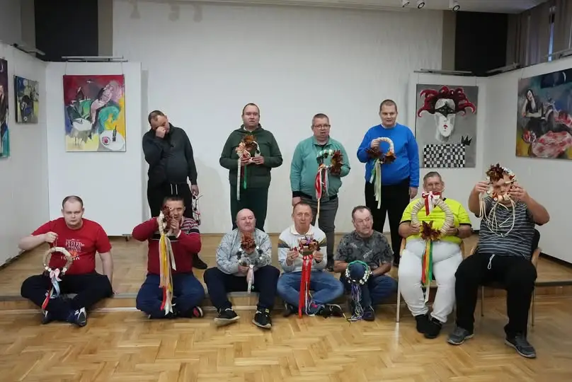 Jesienne inspiracje w Domu Pomocy Społecznej w Bobrku – podopieczni stworzyli wieńce