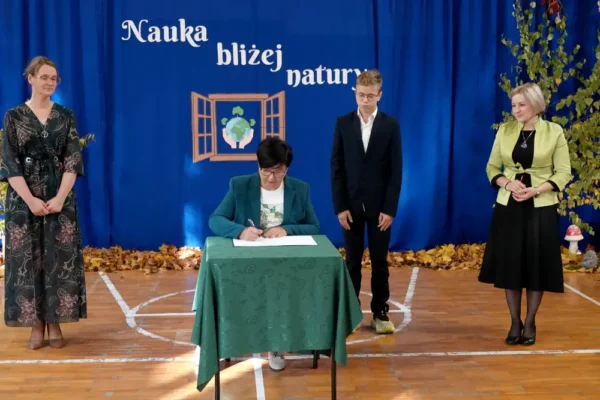 Trzebinia: SP 4 nawiązuje współpracę z Uniwersytetem Śląskim. Rusza projekt „Nauka bliżej natury”