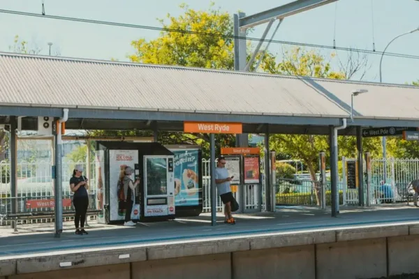 Zagórze Wyrowiec: nowa wiata i peron na przystanku