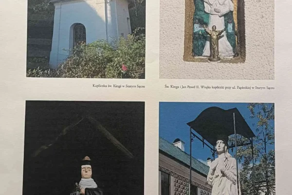 Fotografie beskidzkich kapliczek w witrynach biblioteki w Alwerni