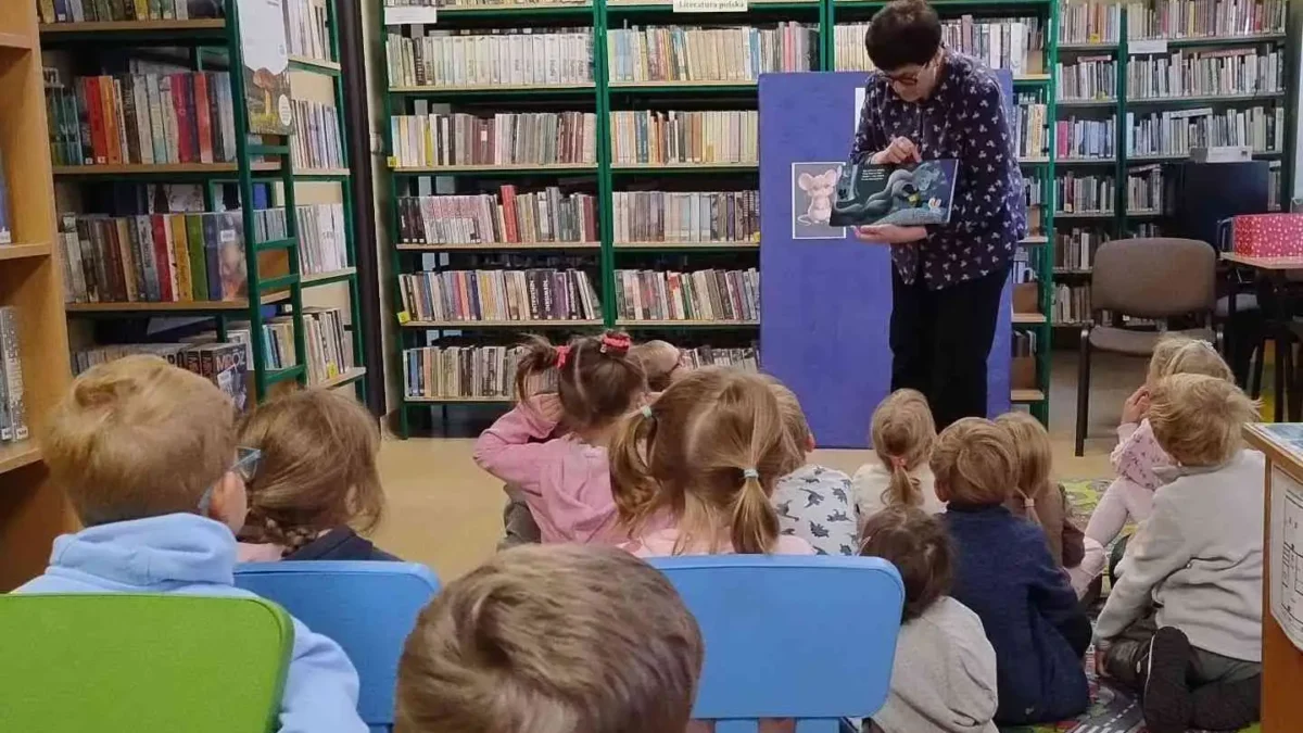 Przedszkolaki z Regulic odkrywały, czym jest nieśmiałość – spotkanie z „Nieśmiałą myszką”