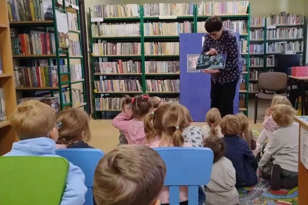 Przedszkolaki z Regulic odkrywały, czym jest nieśmiałość – spotkanie z „Nieśmiałą myszką”