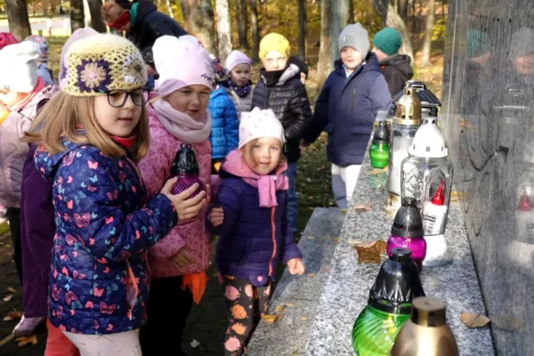 Trzebinia pamięta o bohaterach i ofiarach. Znicze na grobach i miejscach pamięci