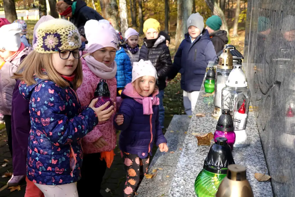 Trzebinia pamięta o bohaterach i ofiarach. Znicze na grobach i miejscach pamięci