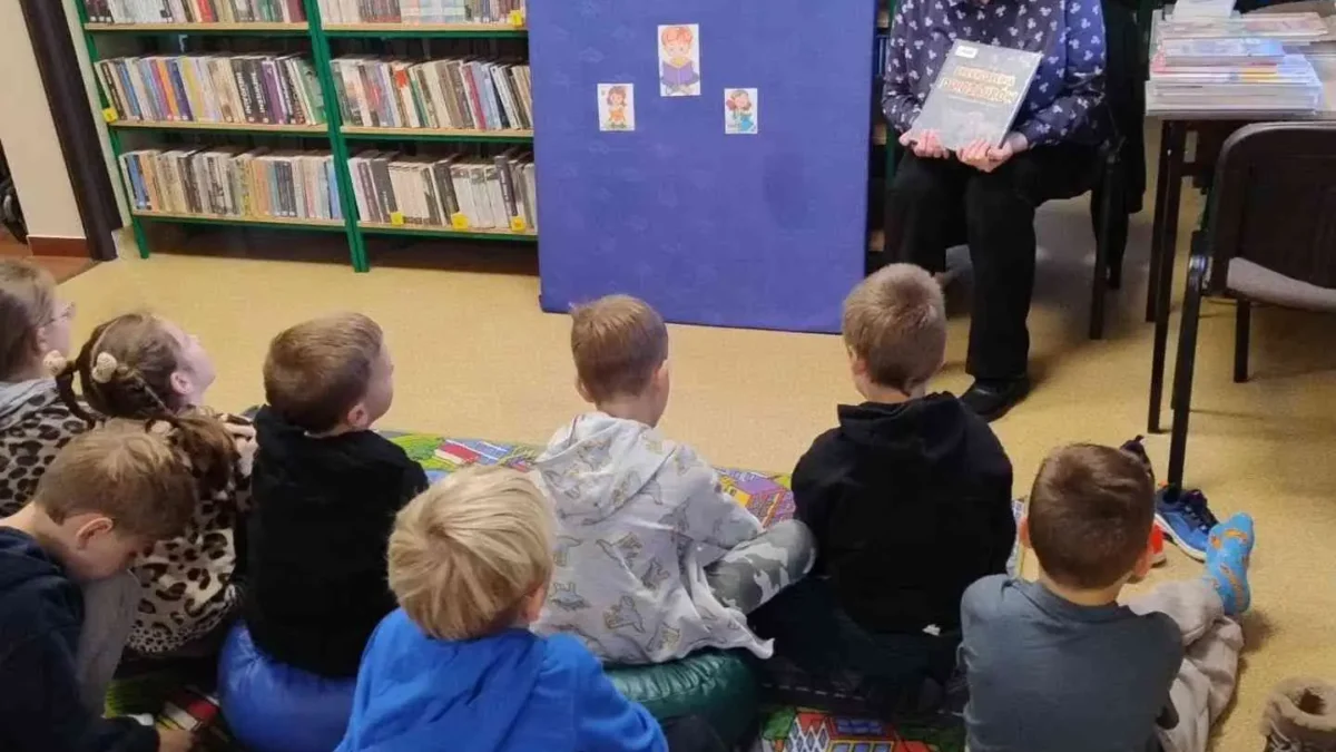 Pierwszoklasiści z Regulic odkrywali tajniki biblioteki